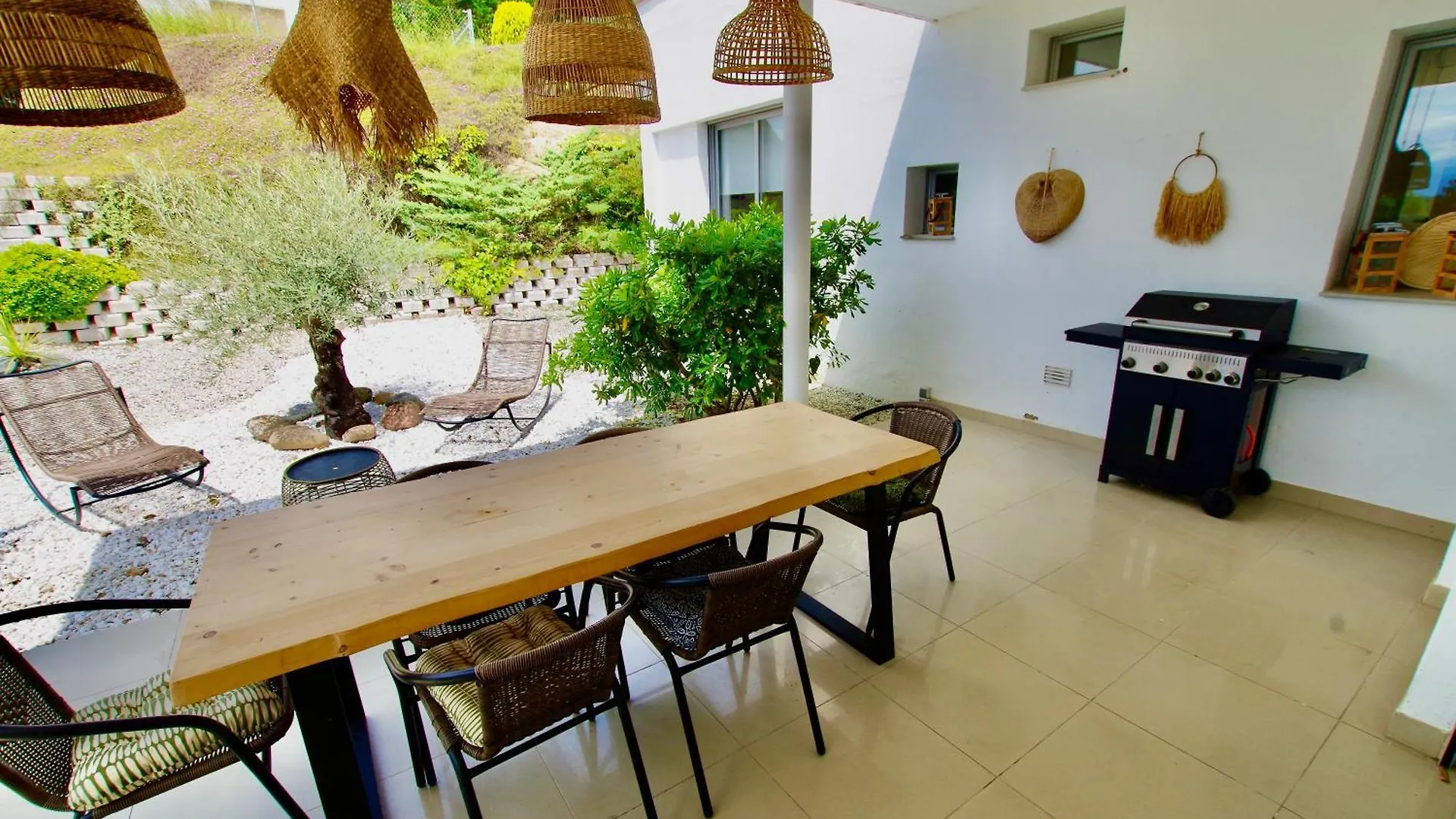 Villa Cinta: Luxurious 6-Person Villa with Private Pool and BBQ Massanet De La Selva